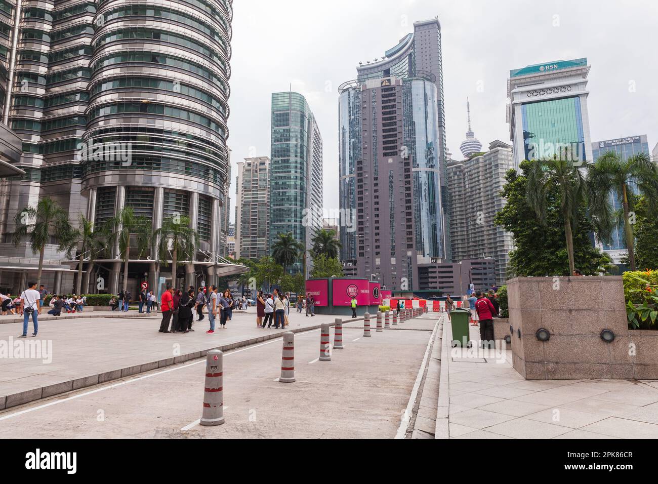 Kuala Lumpur, Malaisie - 25 novembre 2019: Les touristes sont près des tours jumelles Petronas, centre ville de Kuala Lumpur vue sur la rue en journée Banque D'Images