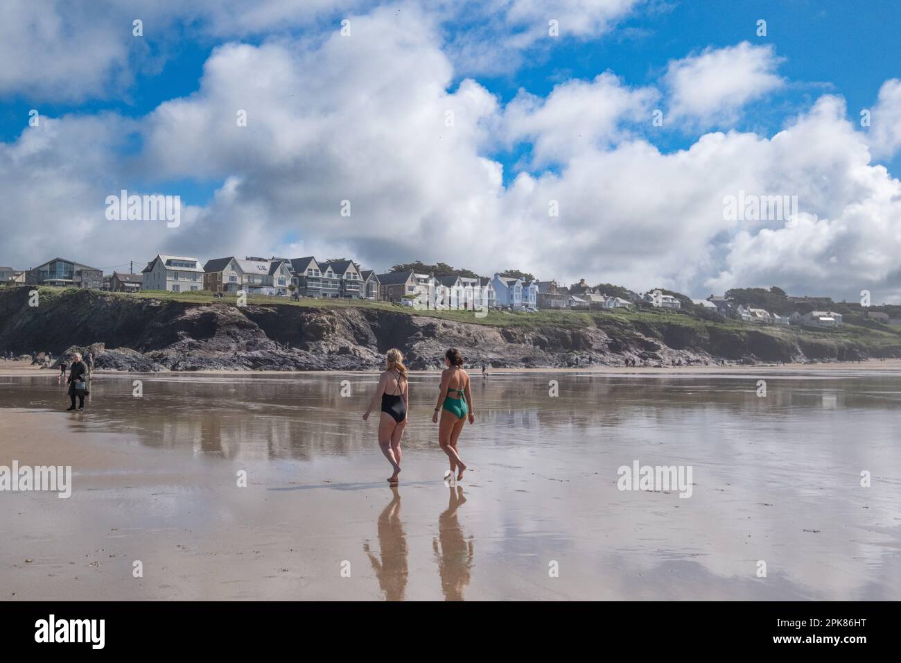 Polzeath, Cornwall, Royaume-Uni. 6th avril 2024. Météo Royaume-Uni. La plage de Polzeath était lumineuse et ensoleillée avant le soleil plus prévu pendant le week-end de vacances de la rive est. Crédit Simon Maycock / Alamy Live News. Banque D'Images