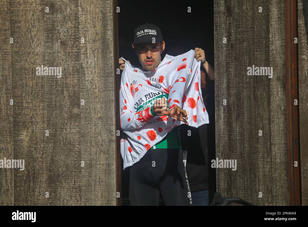 Amasa-Villabona, Espagne. 05th avril 2023. Le pilote de Caja Rural - Seguros RGA, Jon Barrenetxea est aidé à mettre sur le maillot rouge pointillé de la classification des montagnes pendant la phase 3rd de l'Itzulia pays Basque 2023 entre Errenteria et Amasa-Villabona sur 05 avril 2023, à Amasa-Villabona, Espagne. (Photo d'Alberto Brevers/Pacific Press) crédit: Pacific Press Media production Corp./Alamy Live News Banque D'Images