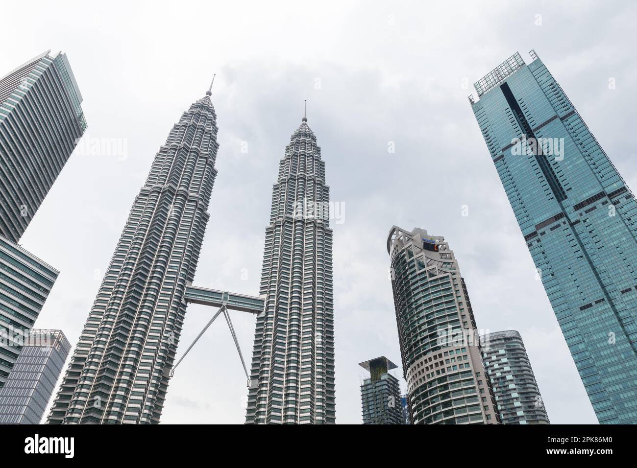 Kuala Lumpur, Malaisie - 25 novembre 2019 : gratte-ciel de la ville avec tours jumelles Petronas Banque D'Images
