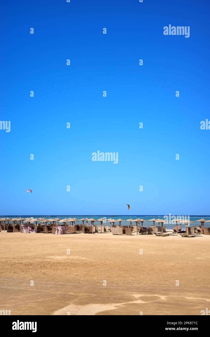Large plage vide avec le ciel bleu sans nuages, Egypte. Banque D'Images