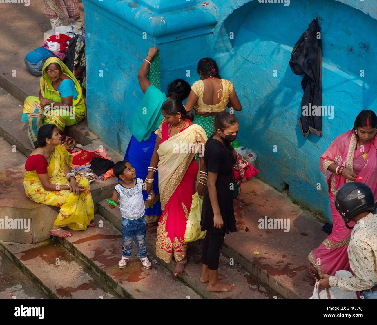 Indiens près d'un des ghats (escalier de la rivière en hindi) sur les rives de la rivière sacrée Hooghly, Kolkata, Inde Banque D'Images