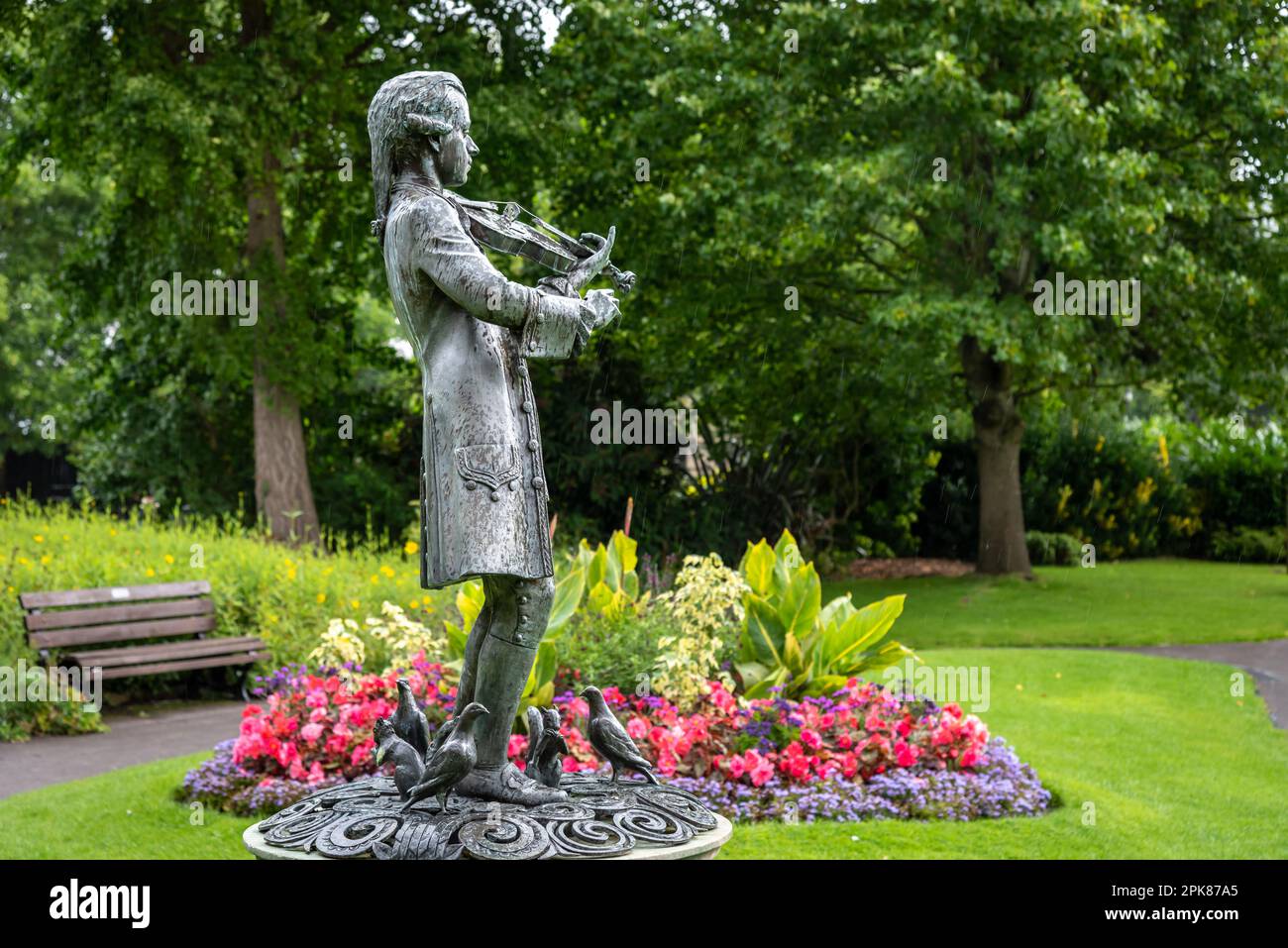 Jeune statue de Mozart située dans le jardin Parade à Bath, Royaume-Uni Banque D'Images