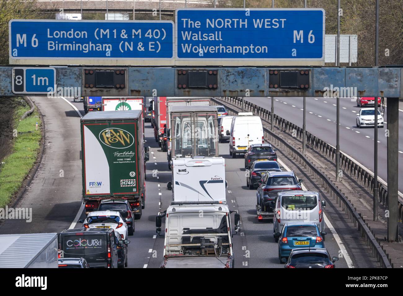 Sandwell, West Midlands, 6 avril 2023 - le trafic bloqué s'est formé sur la chaussée nord de la M5 près de Birmingham jeudi après-midi alors que des milliers de vacanciers prenaient les routes pour Easter Bank Holiday. Plusieurs caravanes et camping-cars ont été repérés parmi les conducteurs frustrés. Crédit : arrêtez Press Media/Alamy Live News Banque D'Images