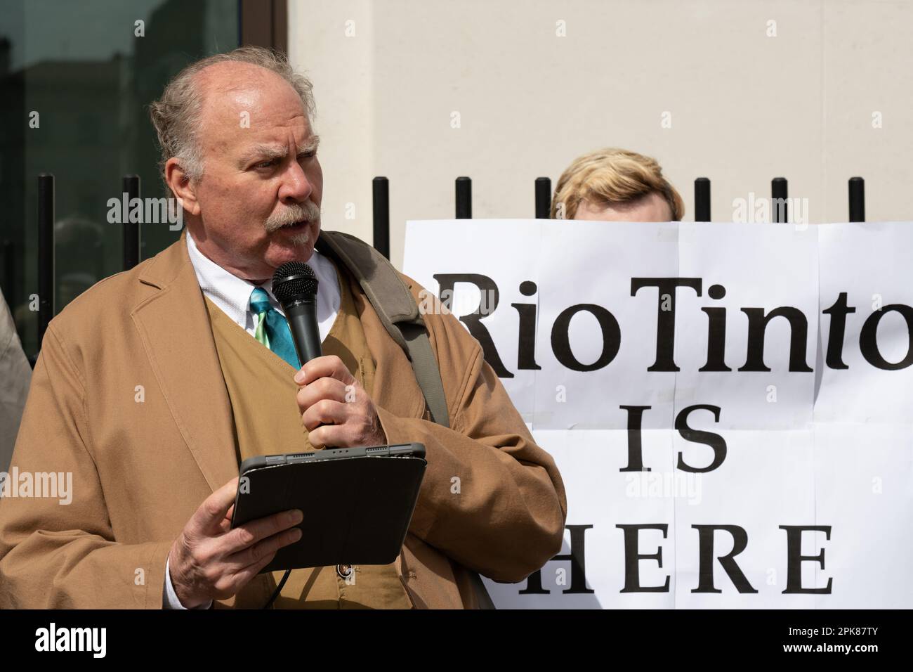 Roger Featherstone, de la Arizona Mining Reform Coalition, lors d'un rassemblement au siège de Rio Tinto à Londres, parlant des impacts environnementaux de l'exploitation minière. Banque D'Images