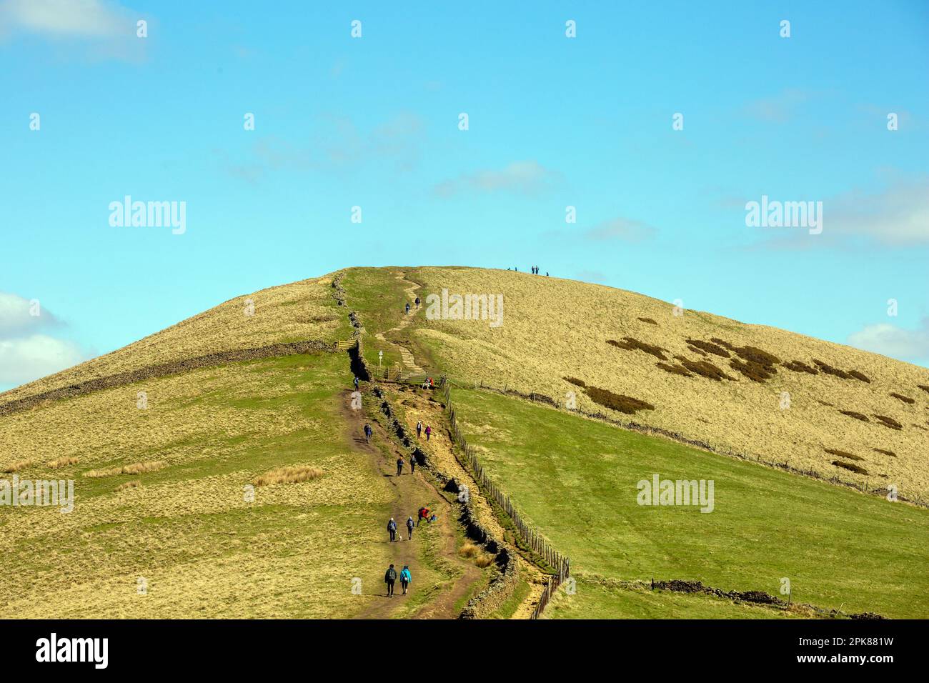 Les gens qui marchent sur la Grande crête au pied de la colline de la perte dans le district de Peak anglais après avoir marché de et de MAM Tor Banque D'Images