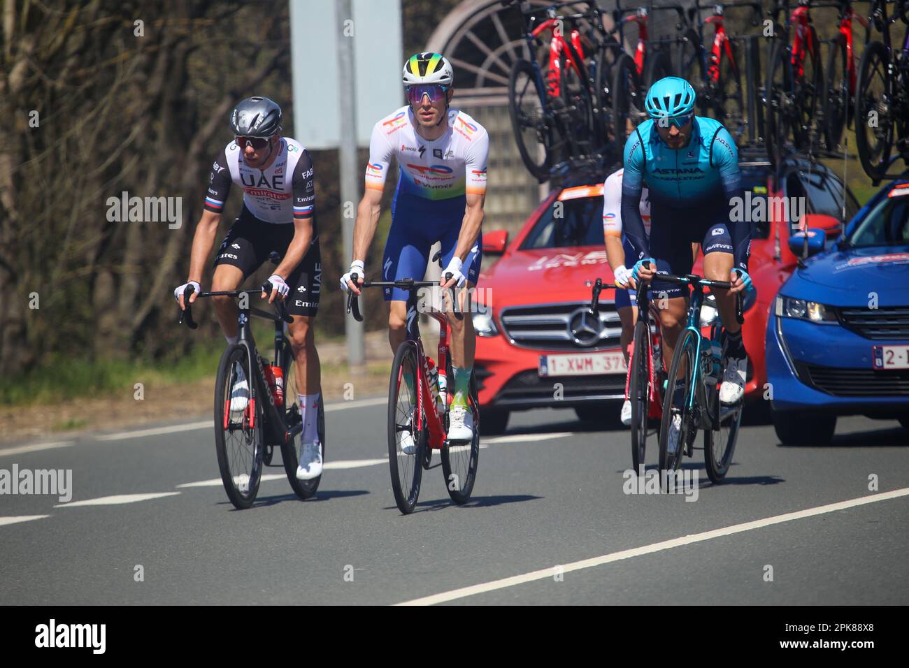 Amasa-Villabona, Euskadi, Espagne. 5th avril 2023. Iraeta, Espagne, 05th avril 2023: Plusieurs coureurs reprenant la marche pendant la phase 3rd du pays basque Itzulia 2023 entre Errenteria et Amasa-Villabona, sur 05 avril 2023, à Iraeta, Espagne. (Credit image: © Alberto Brevers/Pacific Press via ZUMA Press Wire) USAGE ÉDITORIAL SEULEMENT! Non destiné À un usage commercial ! Banque D'Images