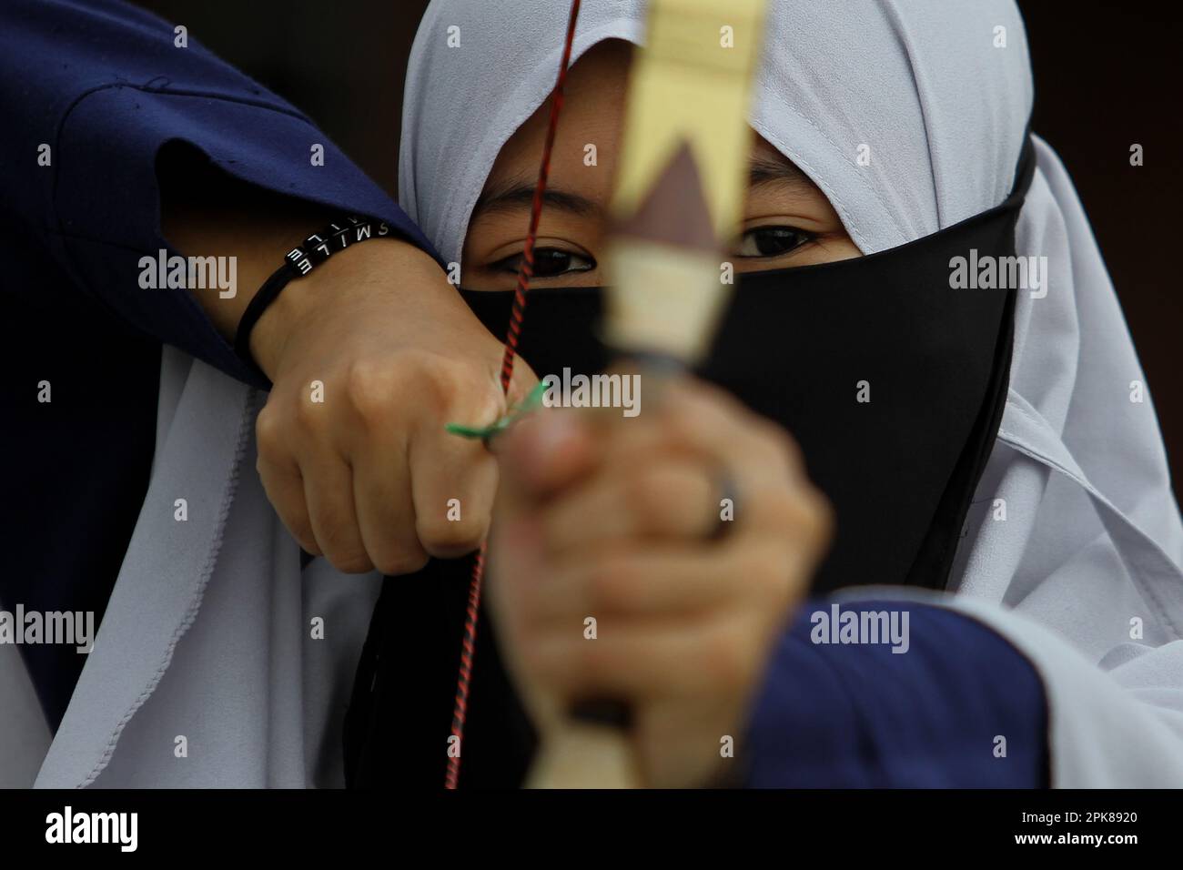 6 avril 2023, Sleman, région spéciale de Yogyakarta, Indonésie : un étudiant souffrant de troubles de l'audition pratique le tir à l'arc pour former ses capacités physiques et sa concentration à l'école d'arraisonnement islamique Darul Ashom, Sleman, région spéciale de Yogyakarta. La première et la seule école d'internat islamique sourde en Indonésie est actuellement un lieu d'étude pour 129 personnes sourdes handicapées. Les étudiants ne sont autorisés à rencontrer leurs parents que tous les deux mois, et au cours de la prochaine Eid Al-Fitr, les étudiants bénéficieront d'environ 20 jours de congé dans leurs villes respectives. (Image de crédit : © A Banque D'Images