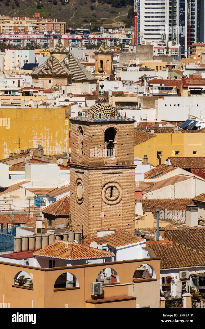 Le clocher de la Parroquia Santiago Apóstol Málaga vu des murs de l'Alcazaba de Malaga. Fortification murée musulmane sur les pentes de Banque D'Images