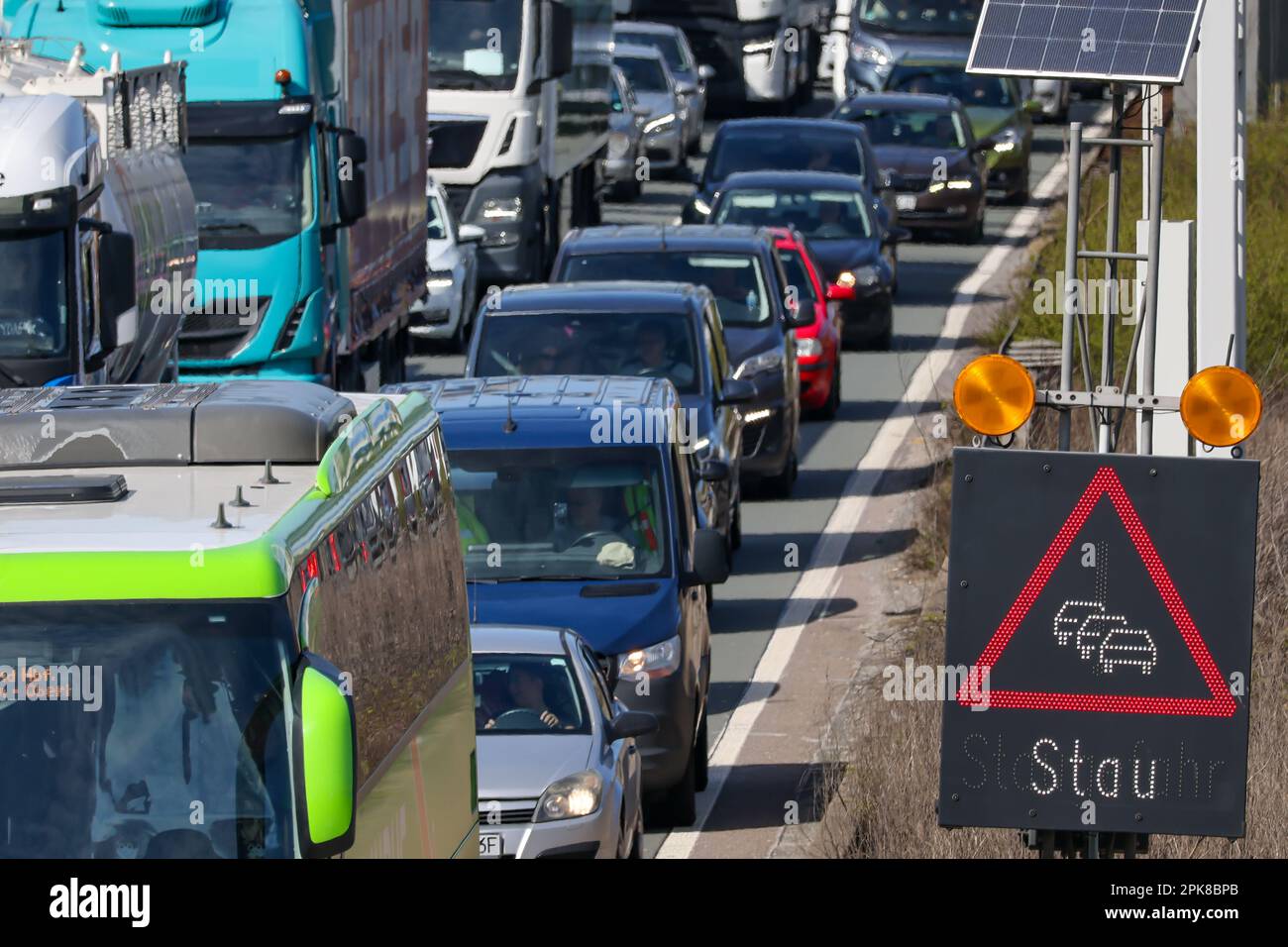 Oberhausen, Rhénanie-du-Nord-Westphalie, Allemagne - embouteillages sur l'autoroute A3, voyage de Pâques, voitures, fourgonnettes, camions, les caravanes et les campeurs sont coincés dans le train Banque D'Images
