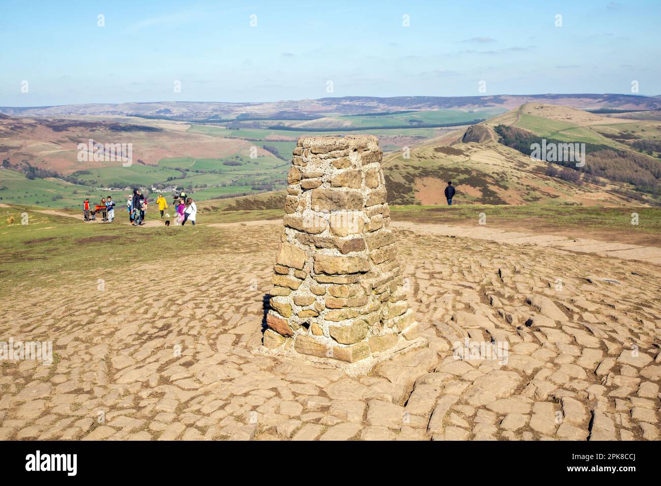 L'ordnance Survey trig point sur le sommet de MAM Tor colline se tenant au-dessus du village Derbyshire de Castleton dans le Peak District Angleterre Banque D'Images