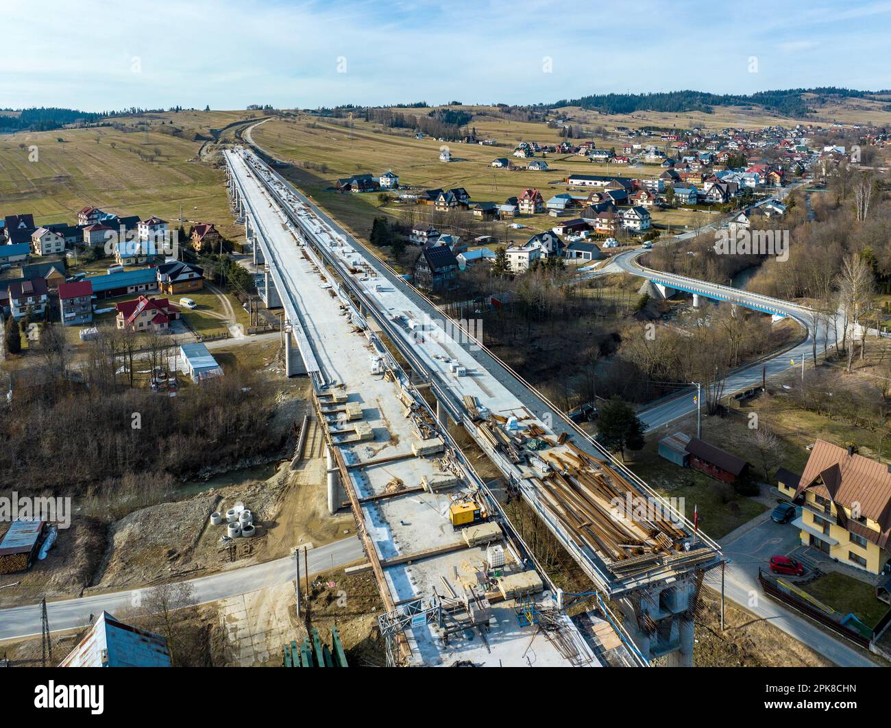 Nouveau fragment d'autoroute en construction sur la route de Zakopianka en Pologne de Cracovie à Zakopane au-dessus du village de Klikuszowa, lieu principal des embouteillages à proximité Banque D'Images