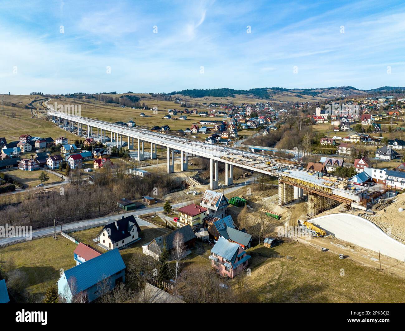 Nouveau fragment d'autoroute en construction sur la route de Zakopianka en Pologne de Cracovie à Zakopane au-dessus du village de Klikuszowa, lieu principal des embouteillages à proximité Banque D'Images