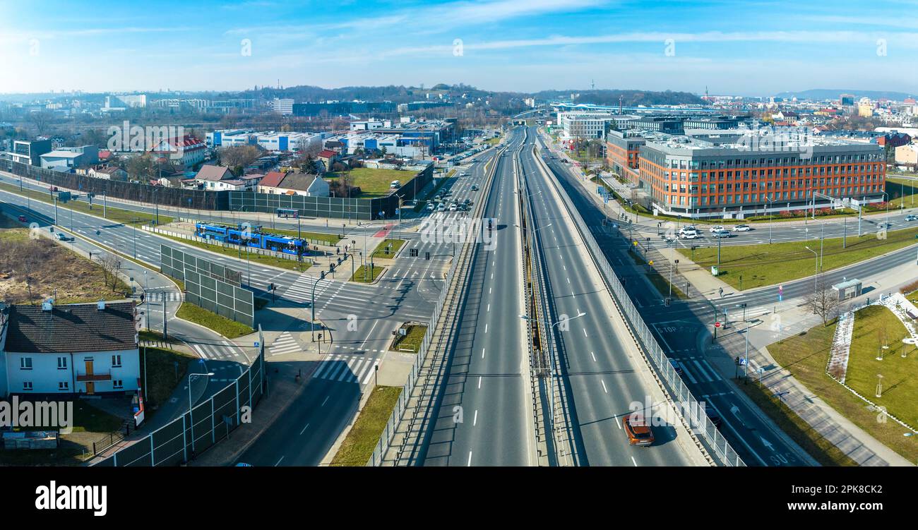 La ville de Cracovie, en Pologne, se trouve à plusieurs niveaux. Tramway et tram sur un arrêt de tramway, voitures, passages piéton en zébré, panorama aérien. Vue sur rai Banque D'Images