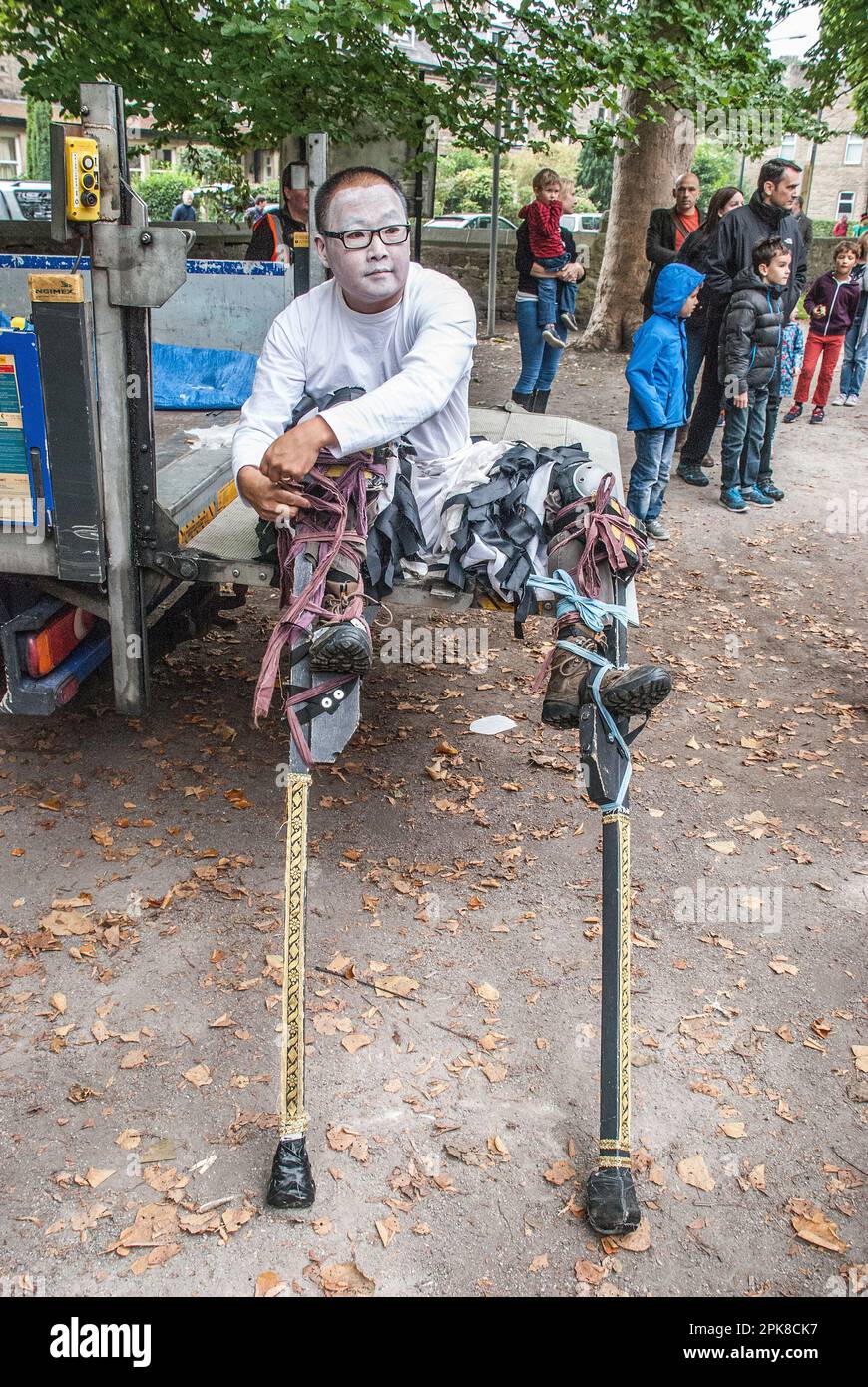 Rassembler et préparer les participants prêts à commencer la procession dans les rues de Skipton au Festival international de marionnettes 2015 . Banque D'Images