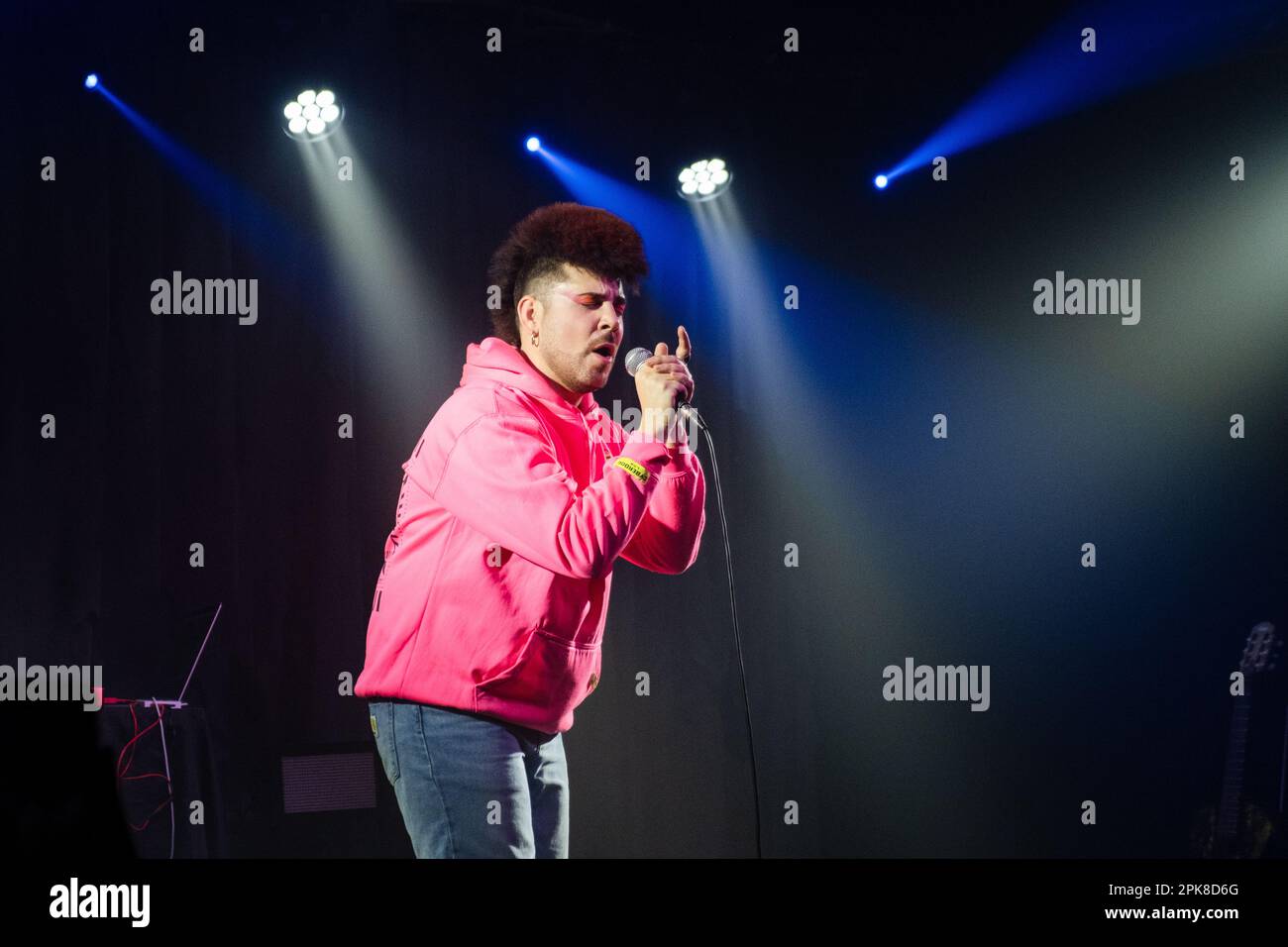Artiste et chanteur espagnol Alan Neil jouant en direct au Club la Nau ...
