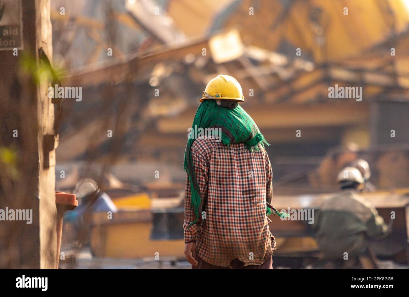 Gadani Pakistan le 2021 août, un travailleur portant un casque de sécurité jaune travaillant au chantier de démolition de navire de Gadani. Banque D'Images