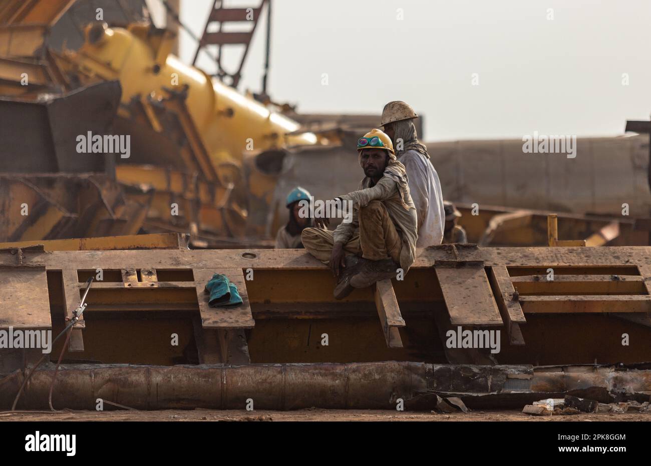 Gadani Pakistan le 2021 août, un travailleur portant un casque de sécurité jaune travaillant au chantier de démolition de navire de Gadani. Banque D'Images