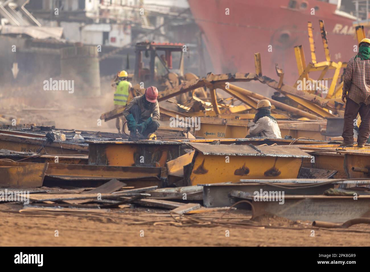 Gadani Pakistan le 2021 août, un travailleur portant un casque de sécurité rouge travaillant sur l'épave du navire à la cour de cassation du navire Gadani. Banque D'Images