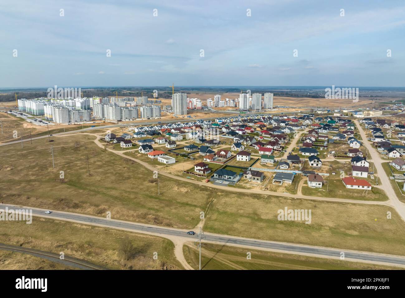 vue panoramique aérienne sur la construction d'un nouveau complexe résidentiel moderne avec de hauts bâtiments en ville Banque D'Images