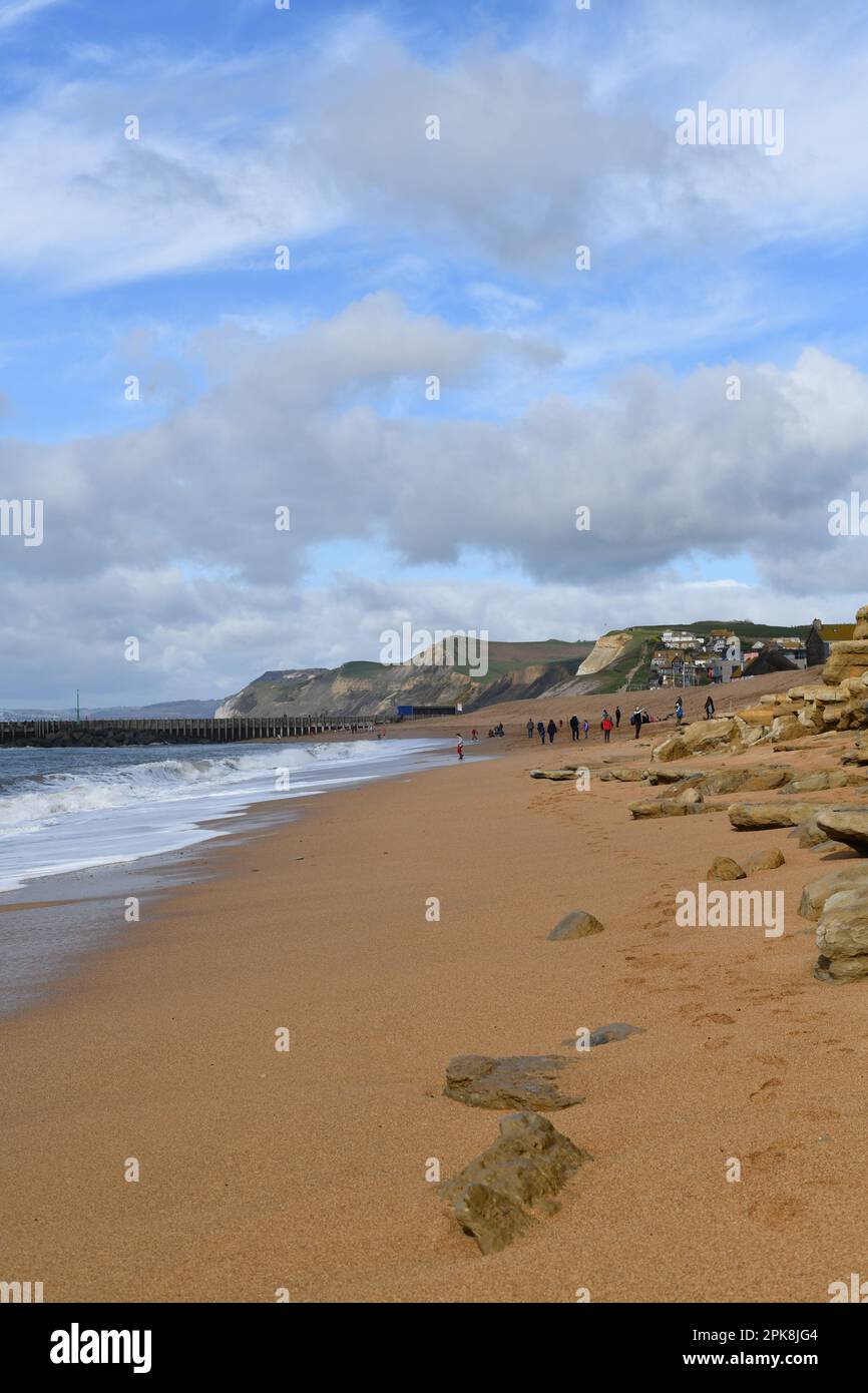 Vue sur West Cliff à West Bay sur la côte jurassique de Dorset en Angleterre Banque D'Images