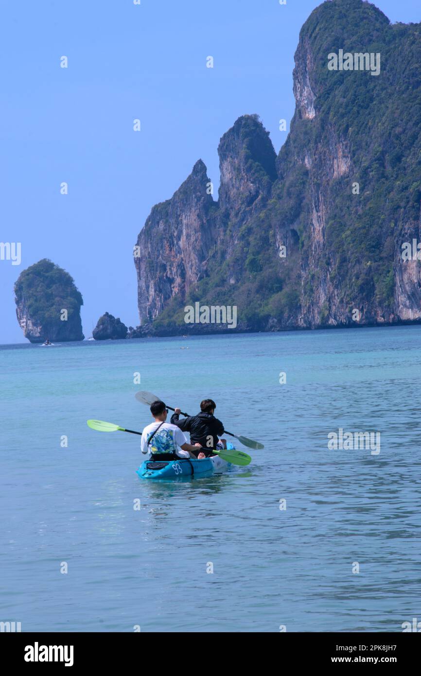 Deux personnes vont en kayak aux îles Phi Phi Banque D'Images