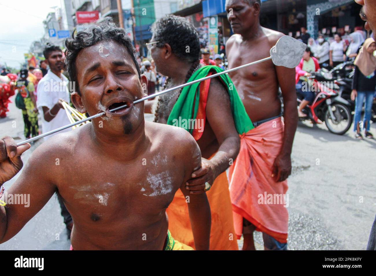 Un hindou tamoul participe au rituel de perçage des joues et du corps lors de la célébration annuelle en commémoration du mois de Pangguni ou Pangguni Uthiram, qui est dans l'adoration du dieu Muruga. (Photo de Kartik Byma / SOPA Images / Sipa USA) Banque D'Images