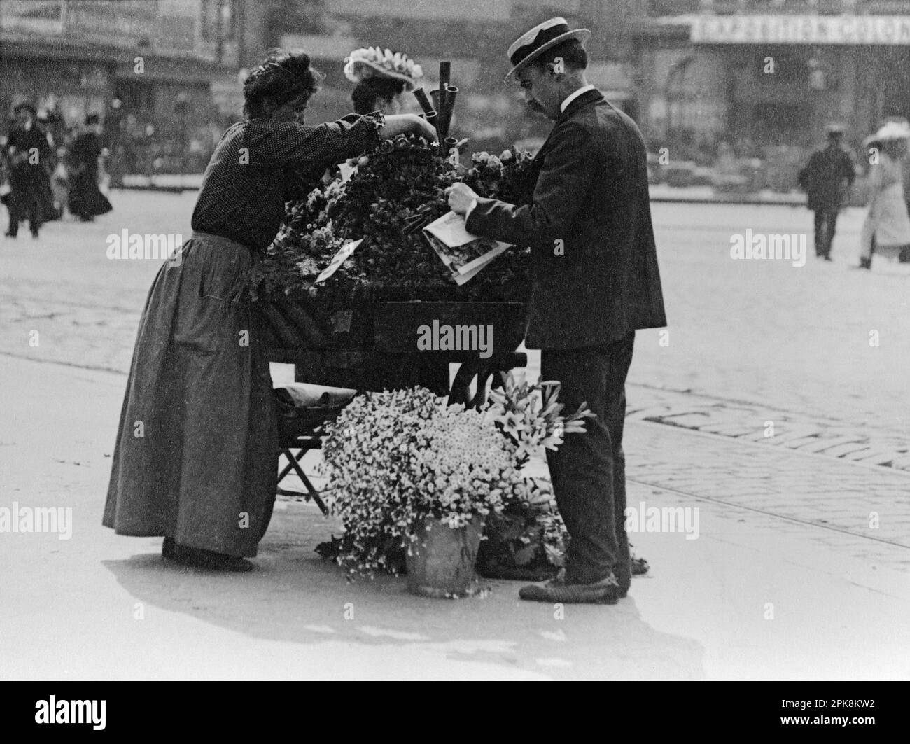 Photo en noir et blanc d'un vendeur de fleurs à Paris en 1906 Banque D'Images