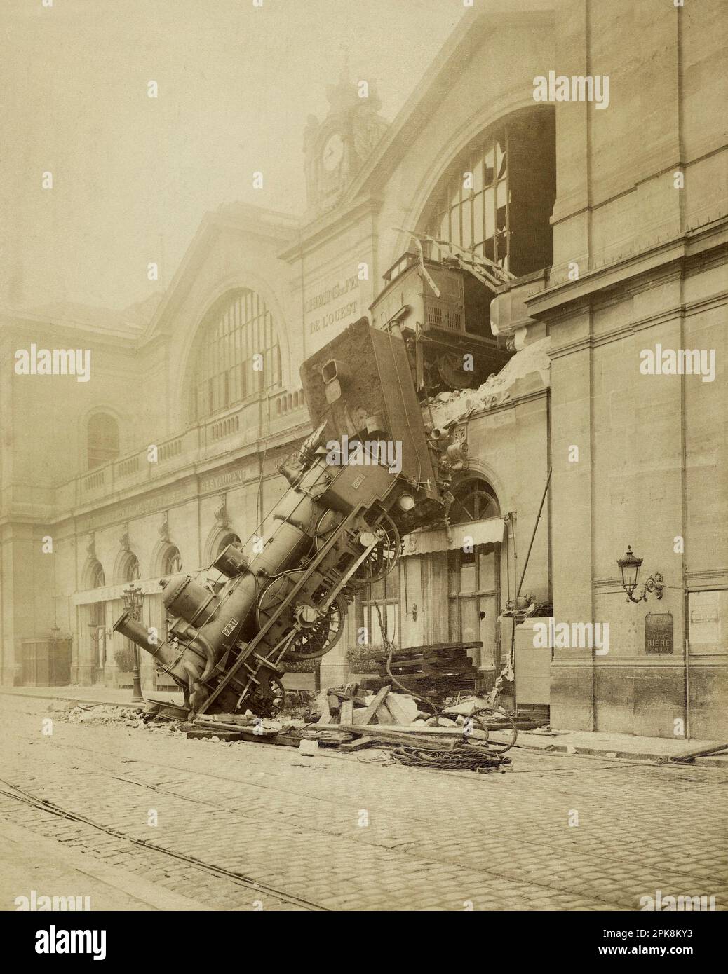 L'accident de la gare Montparnasse 1895 Paris ( la locomotive Granville ...