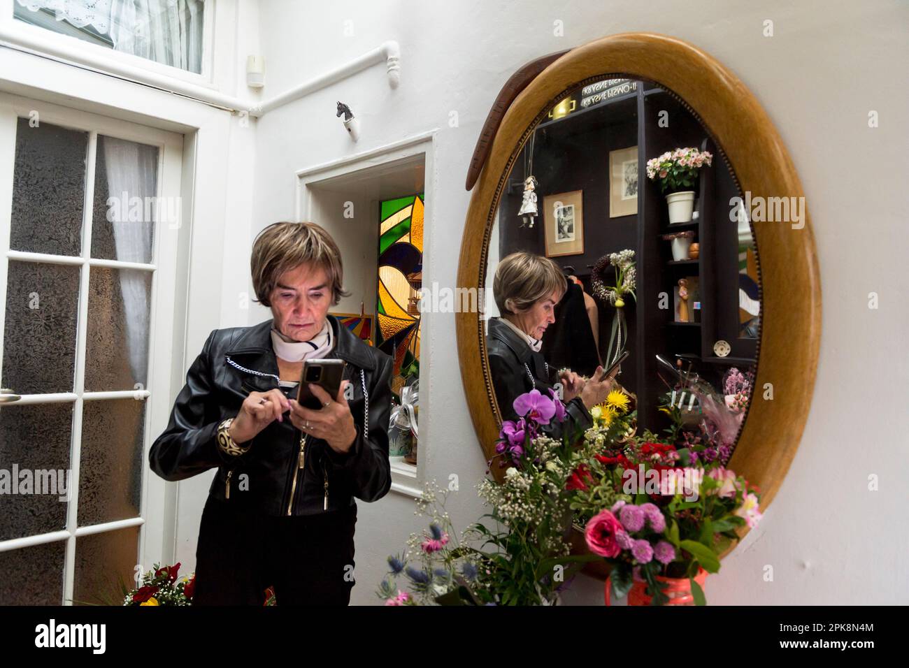 90 ans, femme bien âgée, ancienne chanteuse, avec des fleurs après ses quatre-vingt-dixième anniversaire Banque D'Images