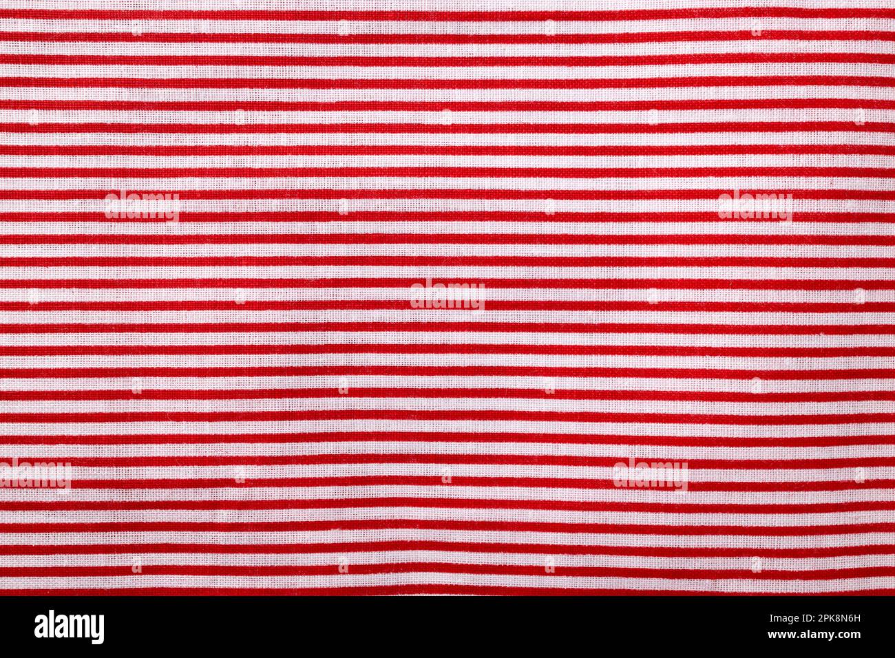 Texture en coton à rayures rouges et blanches. Toile de fond textile Banque D'Images
