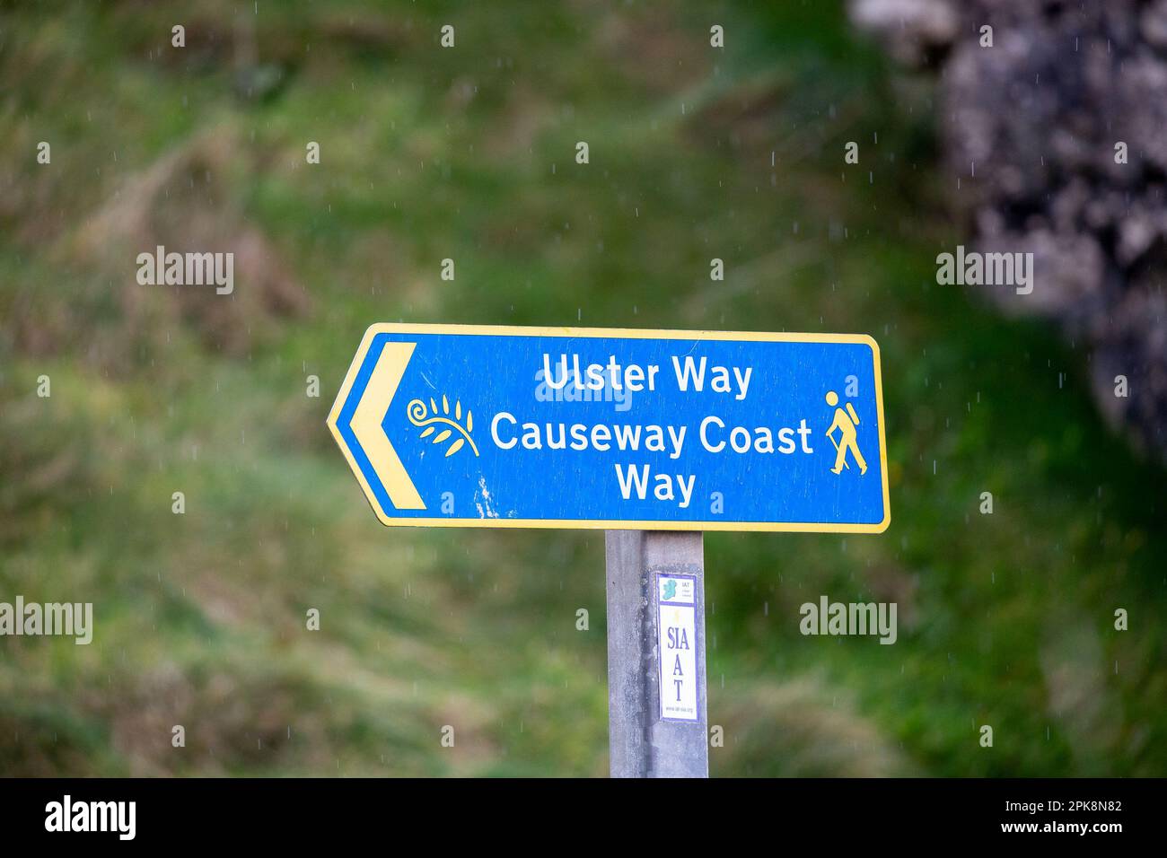 Panneau pour les sentiers de randonnée Ulster Way et Causeway Coast sous la pluie Banque D'Images