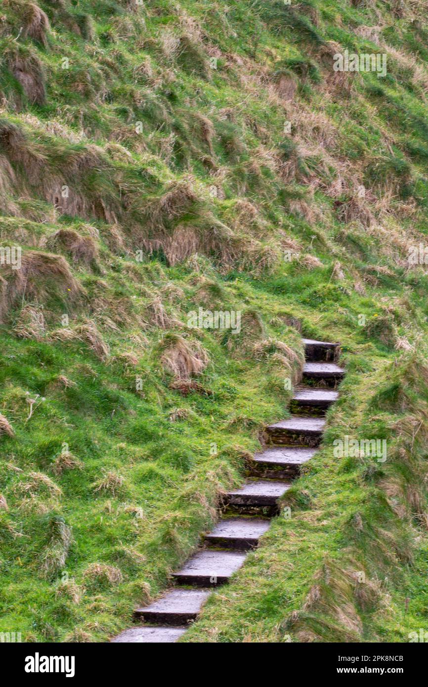 Des marches dans la falaise escarpée de marche jusqu'aux ruines du château de Kinbane, Ballycastle, Royaume-Uni Banque D'Images