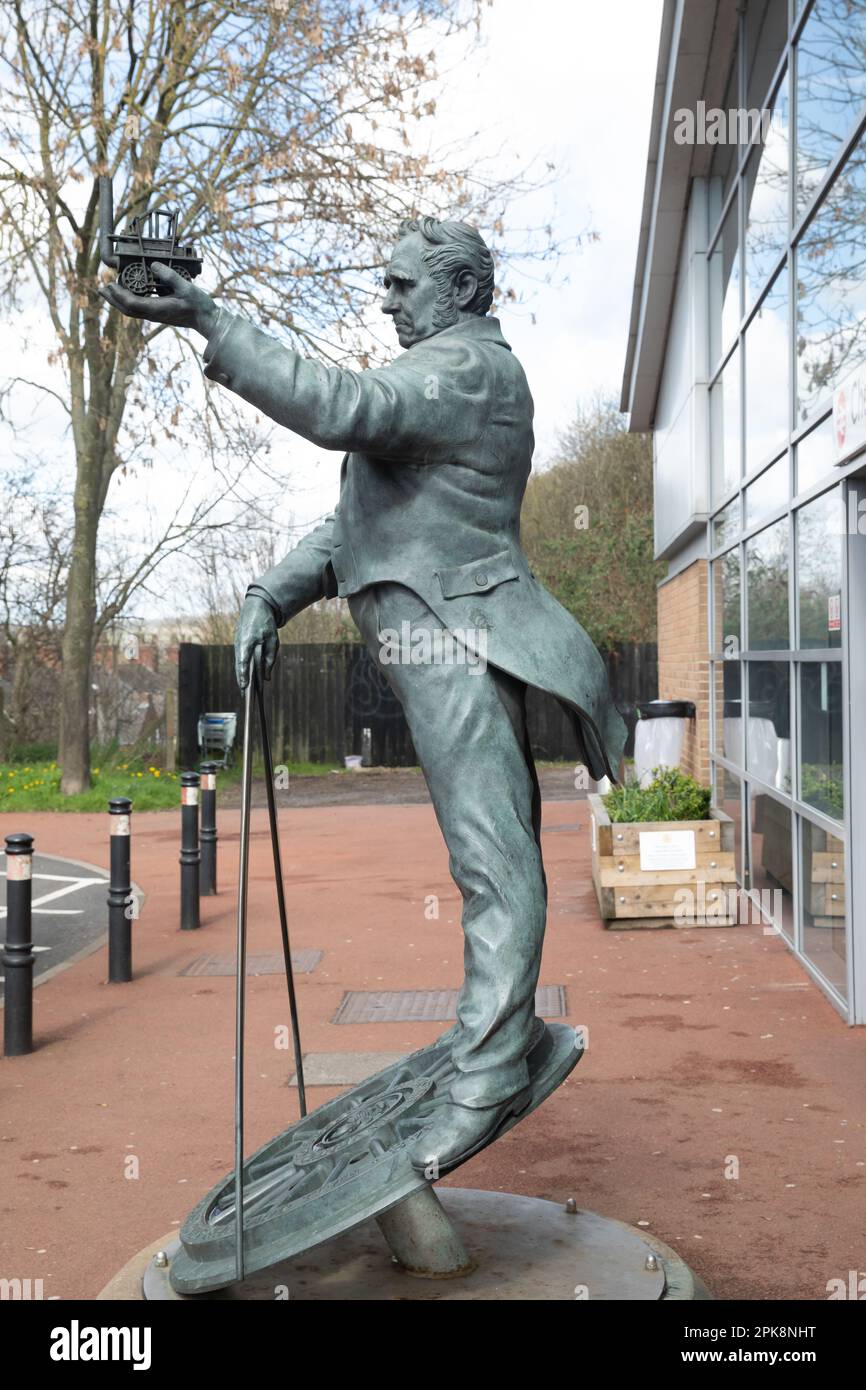 Statue de George Stephenson à l'extérieur de la gare de Chesterfield dans le Derbyshire Banque D'Images