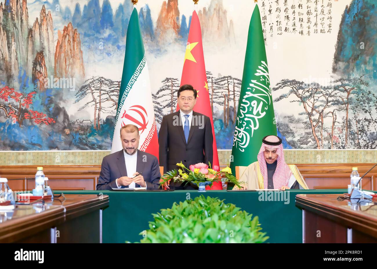 Pékin, Chine. 6th avril 2023. Le conseiller d'État chinois et ministre des Affaires étrangères Qin Gang rencontre le ministre saoudien des Affaires étrangères, le Prince Faisal bin Farhan Al Saud, et le ministre iranien des Affaires étrangères, Hossein Amir-Abdollahian, à Beijing, capitale de la Chine, 6 avril 2023. Les deux ministres des Affaires étrangères, Faisal et Amir-Abdollahian, sont à Pékin pour une réunion. Après la réunion, Qin a assisté à la signature d'une déclaration conjointe entre l'Arabie saoudite et l'Iran. Les deux pays ont annoncé la reprise des relations diplomatiques avec effet immédiat. Crédit : Ding Lin/Xinhua/Alay Live News Banque D'Images