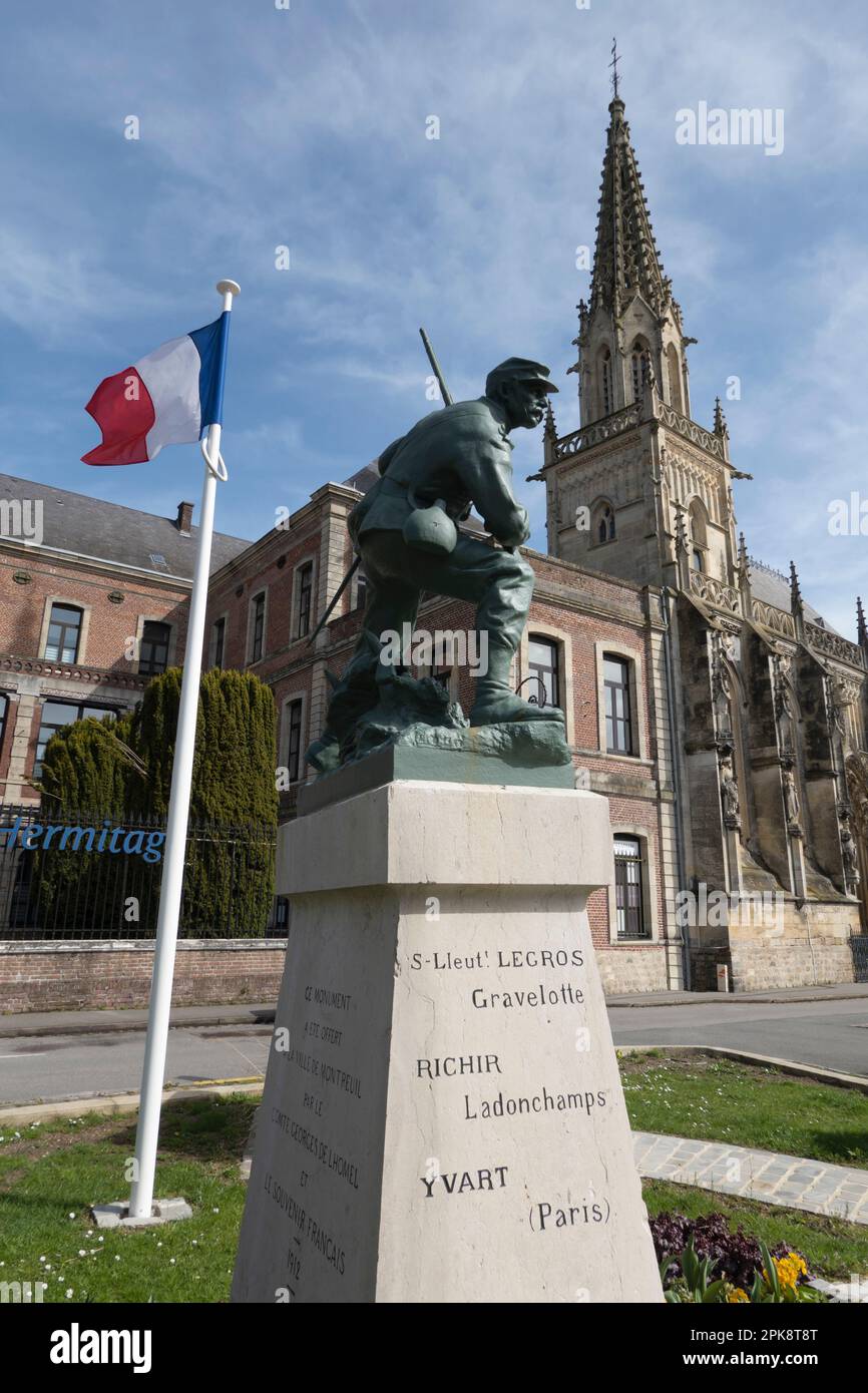 Mémorial de guerre en face de l'Hôtel Dieu à la place Gambetta, Montreuil-sur-Mer, hauts-de-France, France, Europe Banque D'Images