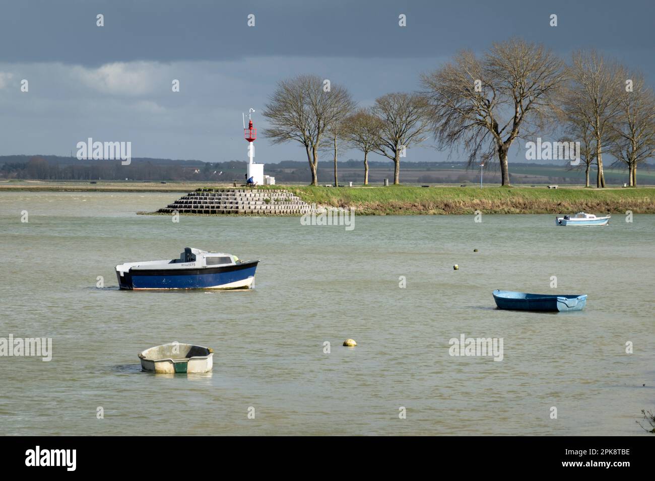 Vue sur la baie de la somme à marée haute avec le Phare de Saint-Valery-sur-somme, St-Valery-sur-somme, hauts-de-France, France, Europe Banque D'Images