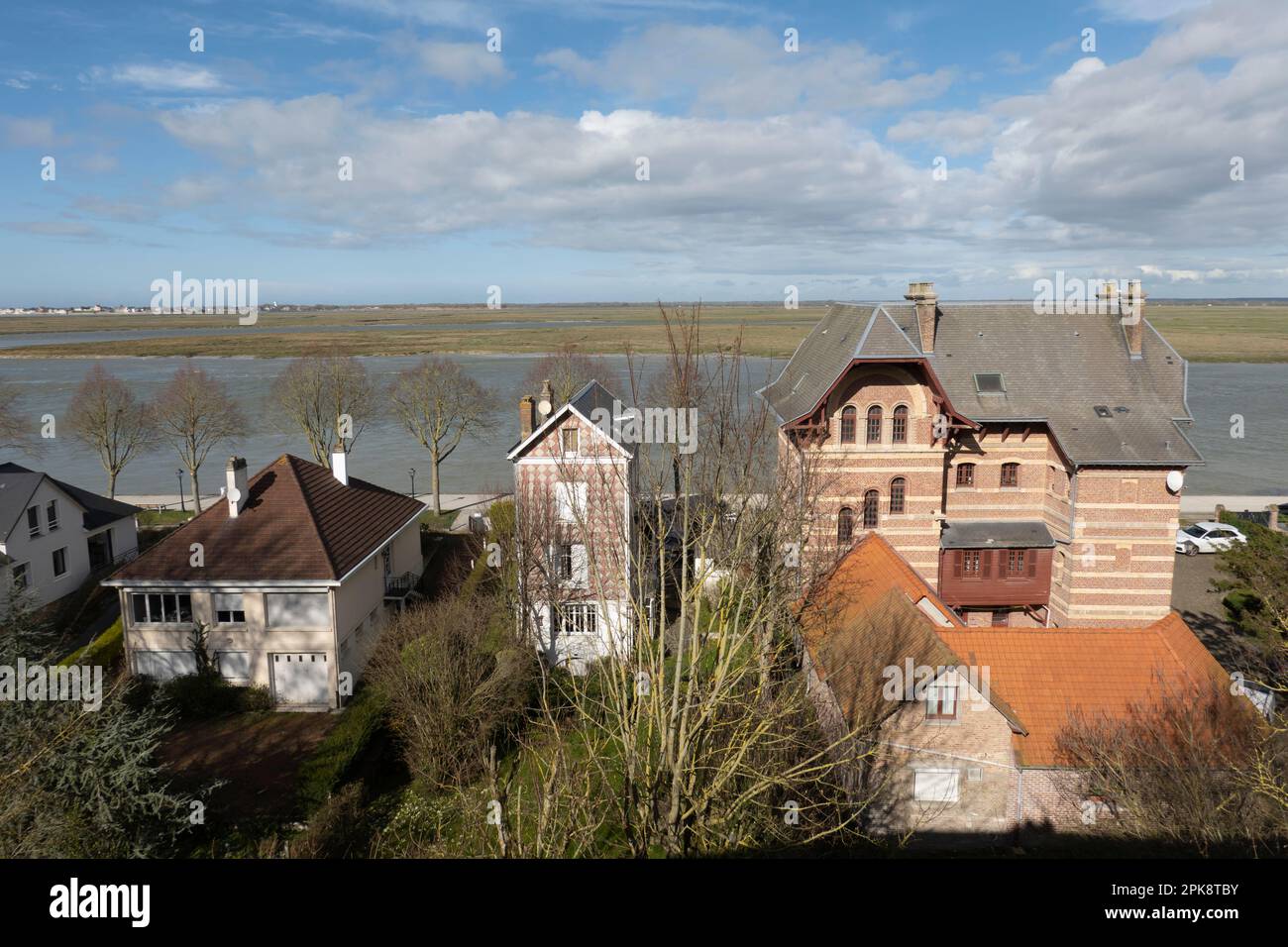 Maisons au bord de la baie de la somme et de l'estuaire avec vue sur le Crotoy, St-Valery-sur-somme, hauts-de-France, France, Europe Banque D'Images