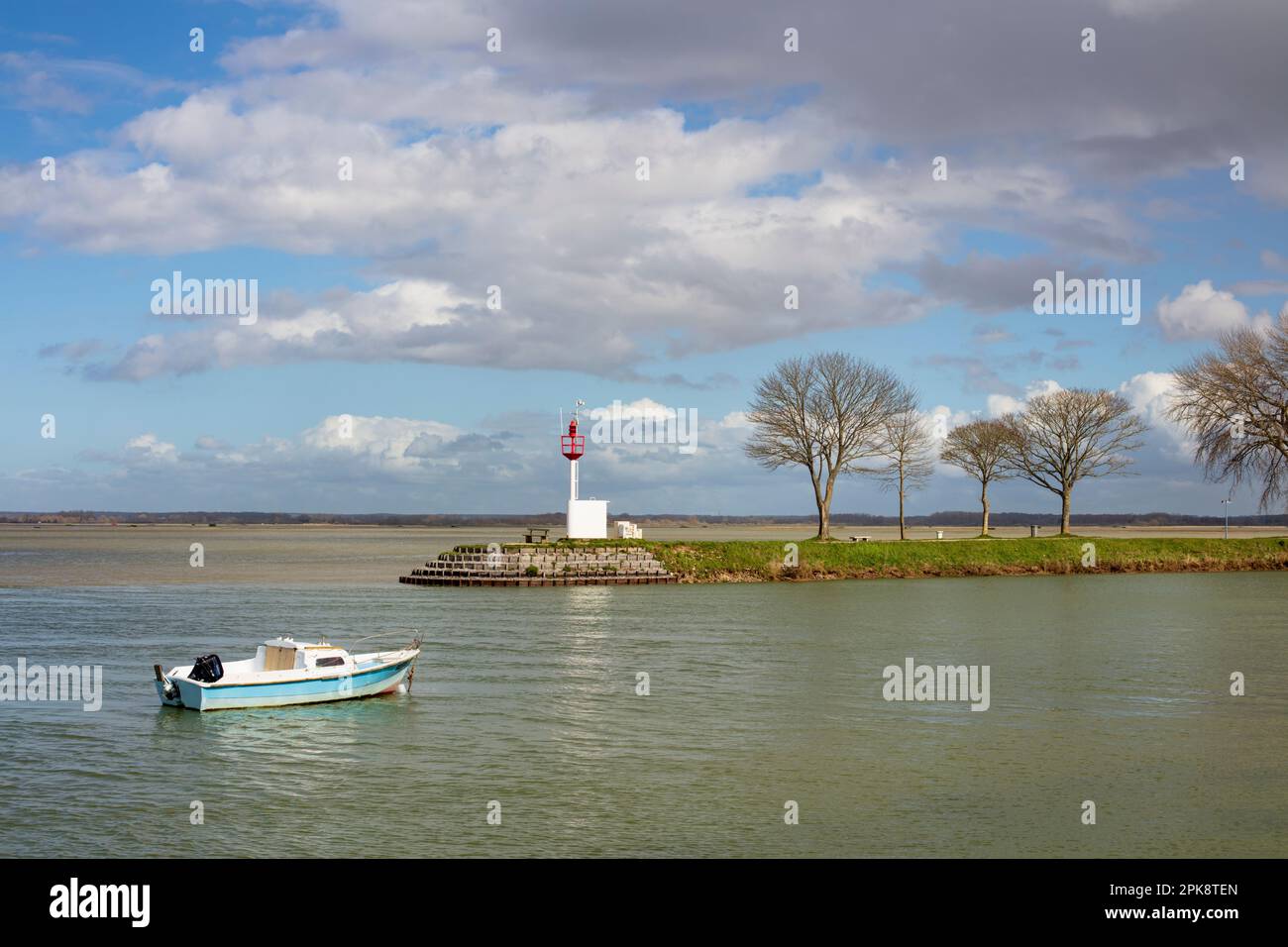 Vue sur la baie de la somme à marée haute avec le Phare de Saint-Valery-sur-somme, St-Valery-sur-somme, hauts-de-France, France, Europe Banque D'Images