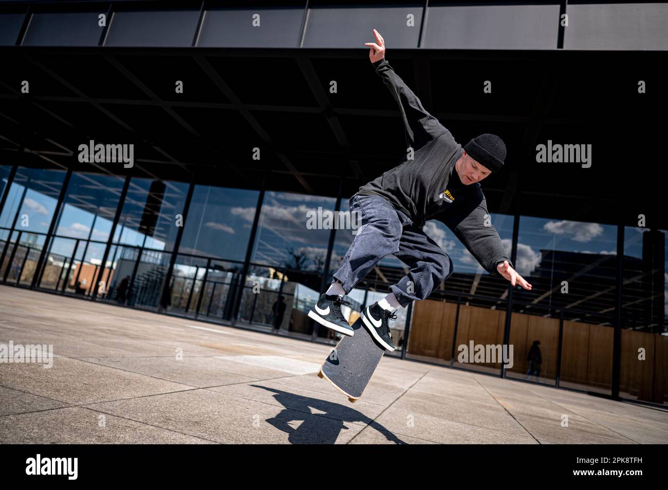 Berlin, Allemagne. 06th avril 2023. Skater Nils réalise un tour avec son skateboard devant la Neue Nationalgalerie sous un soleil éclatant. Credit: Fabian Sommer/dpa/Alay Live News Banque D'Images