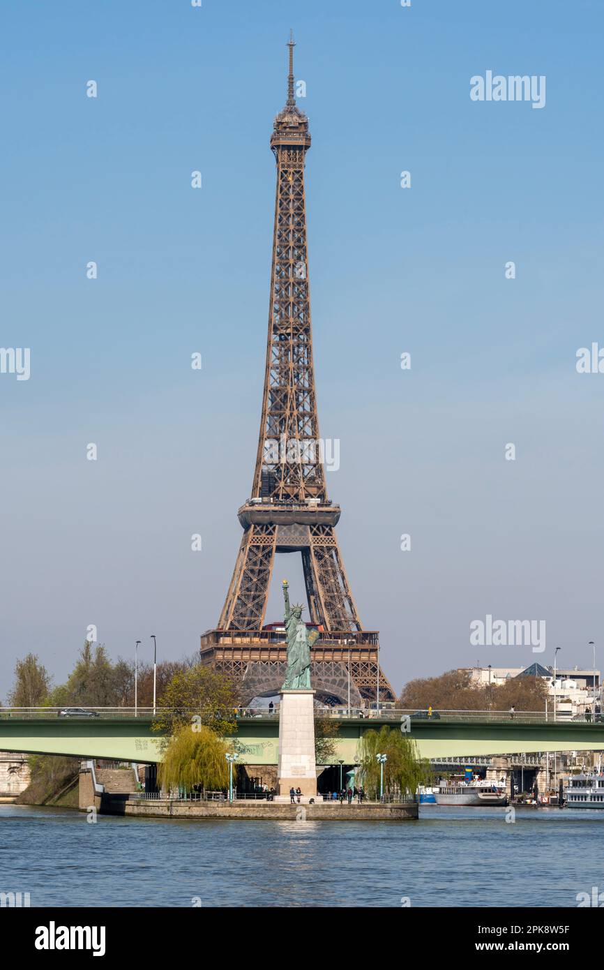 Paris, France 04 05 2023 vue sur la Statue de la liberté, pont