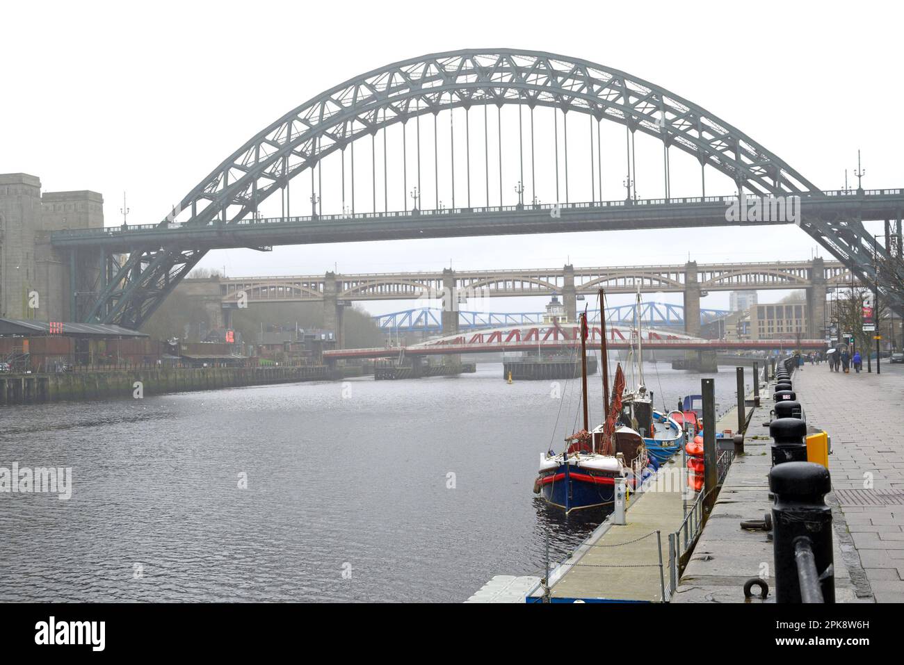 Newcastle upon Tyne, Tyne and Wear, Angleterre, Royaume-Uni. Pont Tyne (1928) au-dessus de la rivière, par un jour gris et pluvieux. Banque D'Images