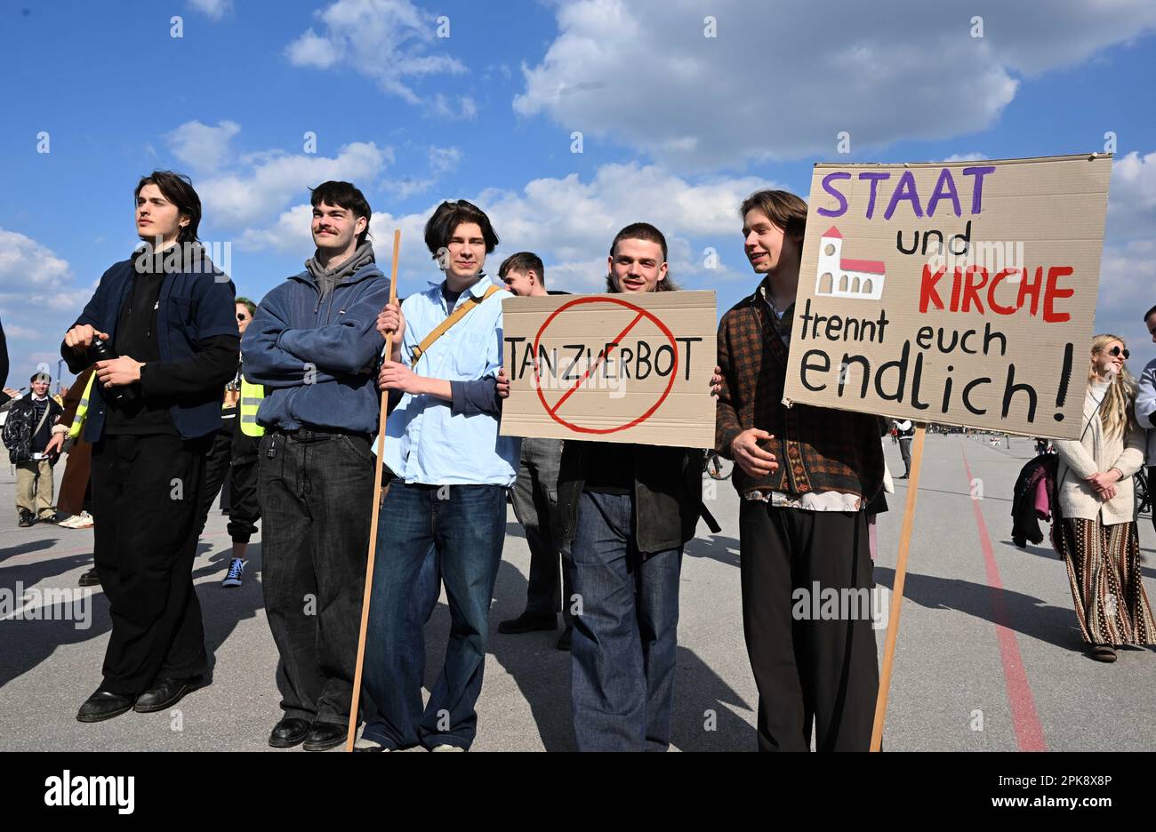 Munich, Allemagne. 06th avril 2023. Des manifestants se tiennent devant la Bavière sur la Theresienwiese pendant la manifestation contre l'interdiction de danser les jours silencieux crédit: Felix Hörhager/dpa/Alamy Live News Banque D'Images