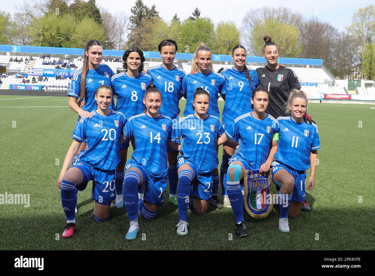 Vercelli, Italie, 5th avril 2023. L'Italie à partir de onze de la ligne pour une photo d'équipe avant le coup de pied, rangée arrière ( de L à R ); Giulia Trévise, Eva Schatzer, Erin Cesarini, Sara Zappettini, Victoria Della Peruta et Viola Bartalini, première rangée ( de gauche à droite ); Giorgia Arrigoni, Anastasia Ferrara, Monica Renzotti, Nadine Sorelli et Elisa Pfattner, dans le cadre du championnat UEFA U19 au Stadio Silvio Piola, Vercelli. Le crédit photo devrait se lire: Jonathan Moscrop / Sportimage Banque D'Images