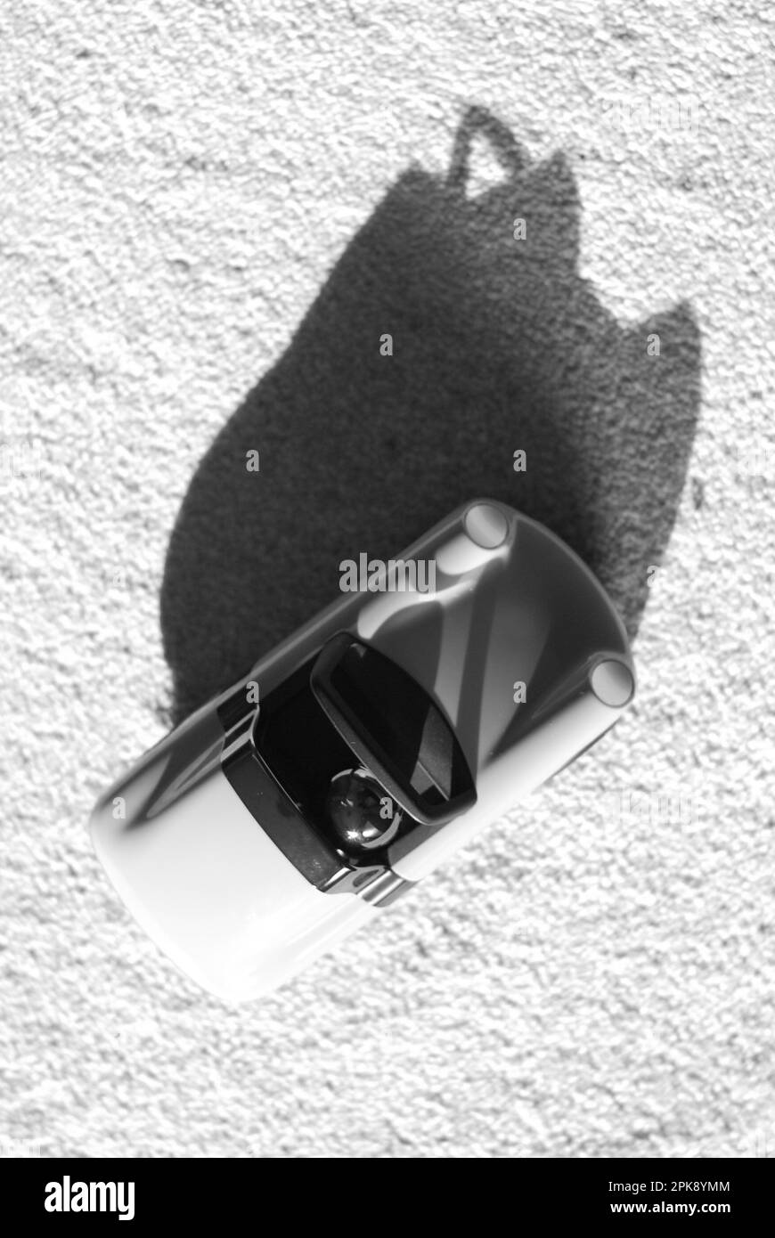 Jouet Porsche 911 Targa sur le tapis en noir et blanc jetant une ombre Banque D'Images