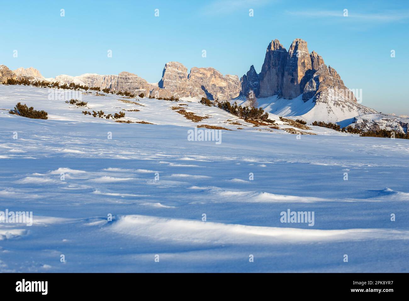 Lumière du soleil au coucher du soleil sur les Dolomites Sexten en hiver ; les montagnes Tre Cime di Lavaredo. Alpes italiennes. Europe. Banque D'Images