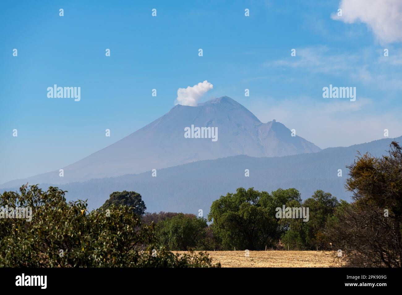 Éruption du volcan Popocatepetl entre Puebla et Mexico en mars 2023, Mexique. Banque D'Images