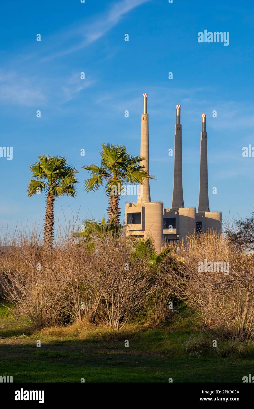 Cheminées d'une ancienne centrale thermique de Sant Adria de Besos dans la zone métropolitaine de Barcelone en Espagne Banque D'Images