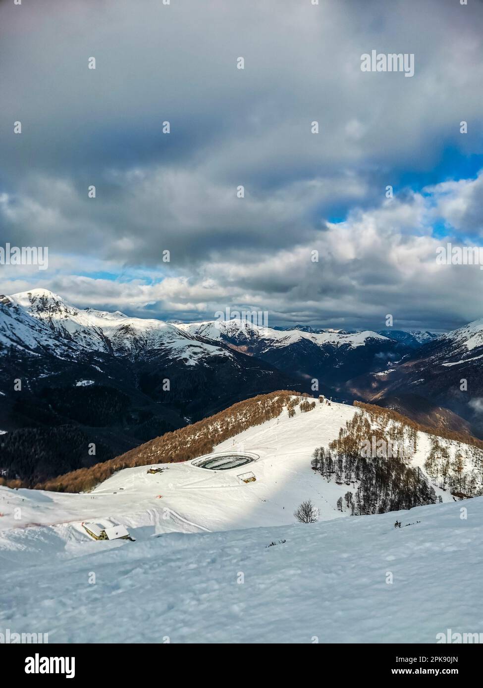 Belle vue sur la montagne avec neige et ciel bleu avec nuages. Banque D'Images