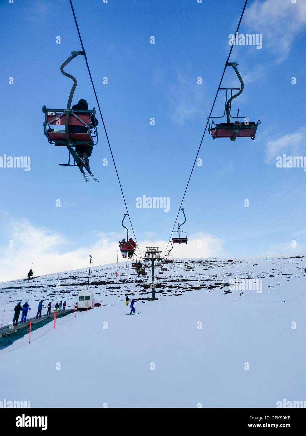 Station de ski, télésiège, de dessous, neige, bleu, ciel, skieur Banque D'Images